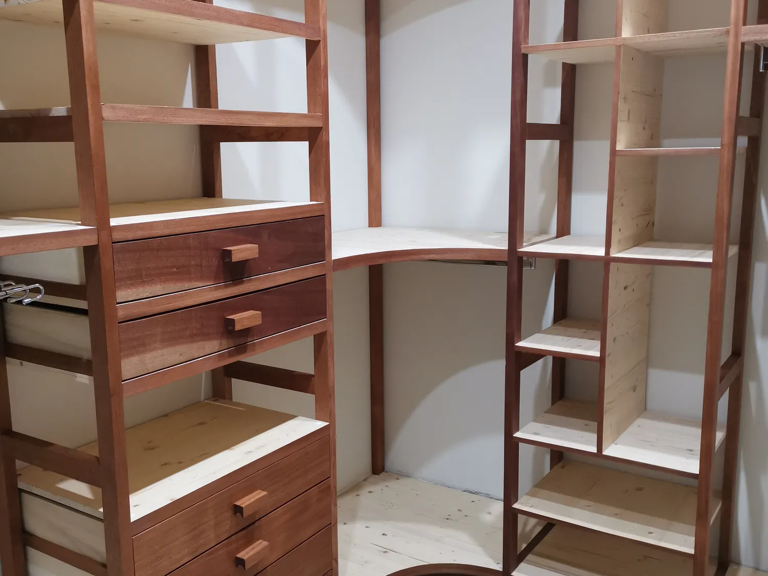 Dressing en U, sipo et épicéa — Nîmes (30)
