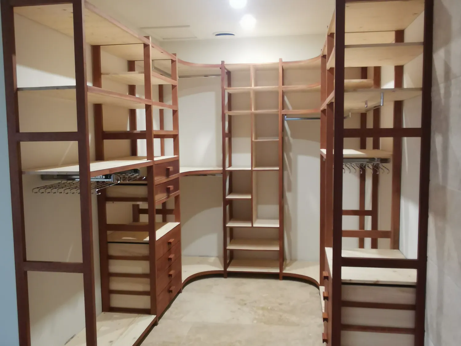 Dressing en U, sipo et épicéa — Nîmes (30)