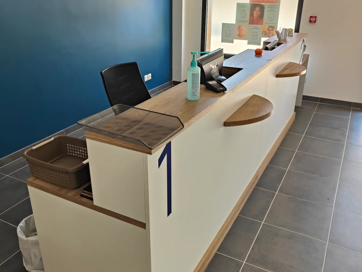Banque d'accueil de laboratoire — Piolenc (84)