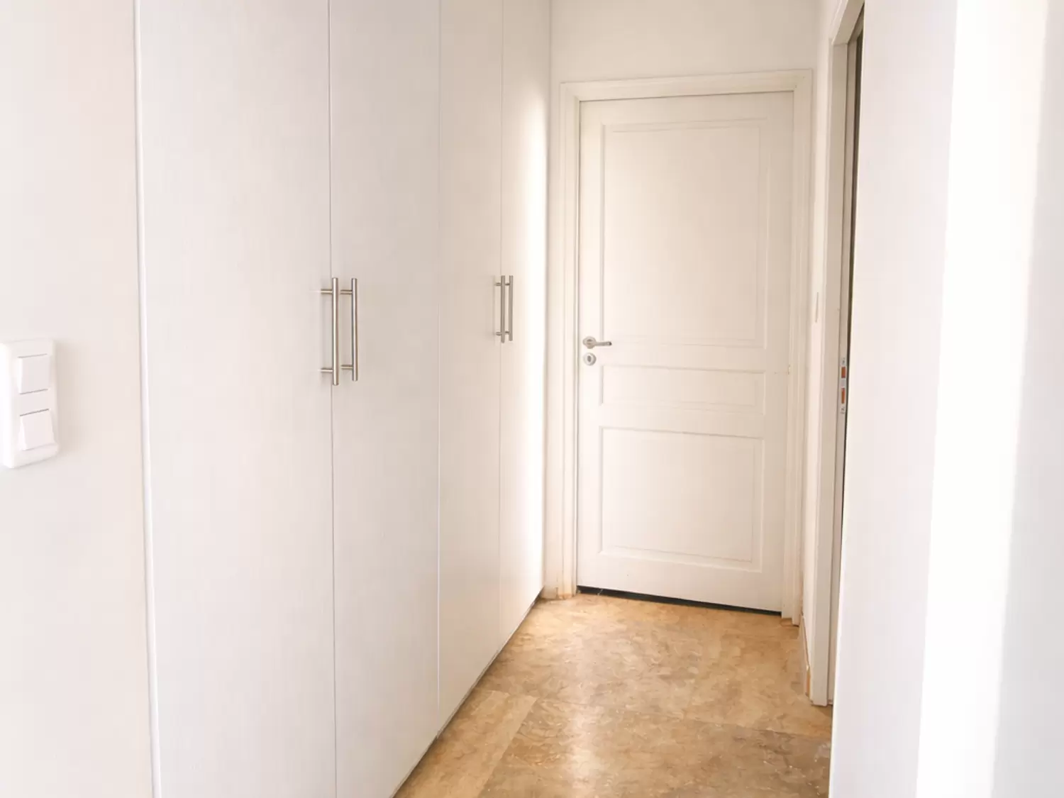 Placard de couloir cache-technique — Près de Nîmes (30)