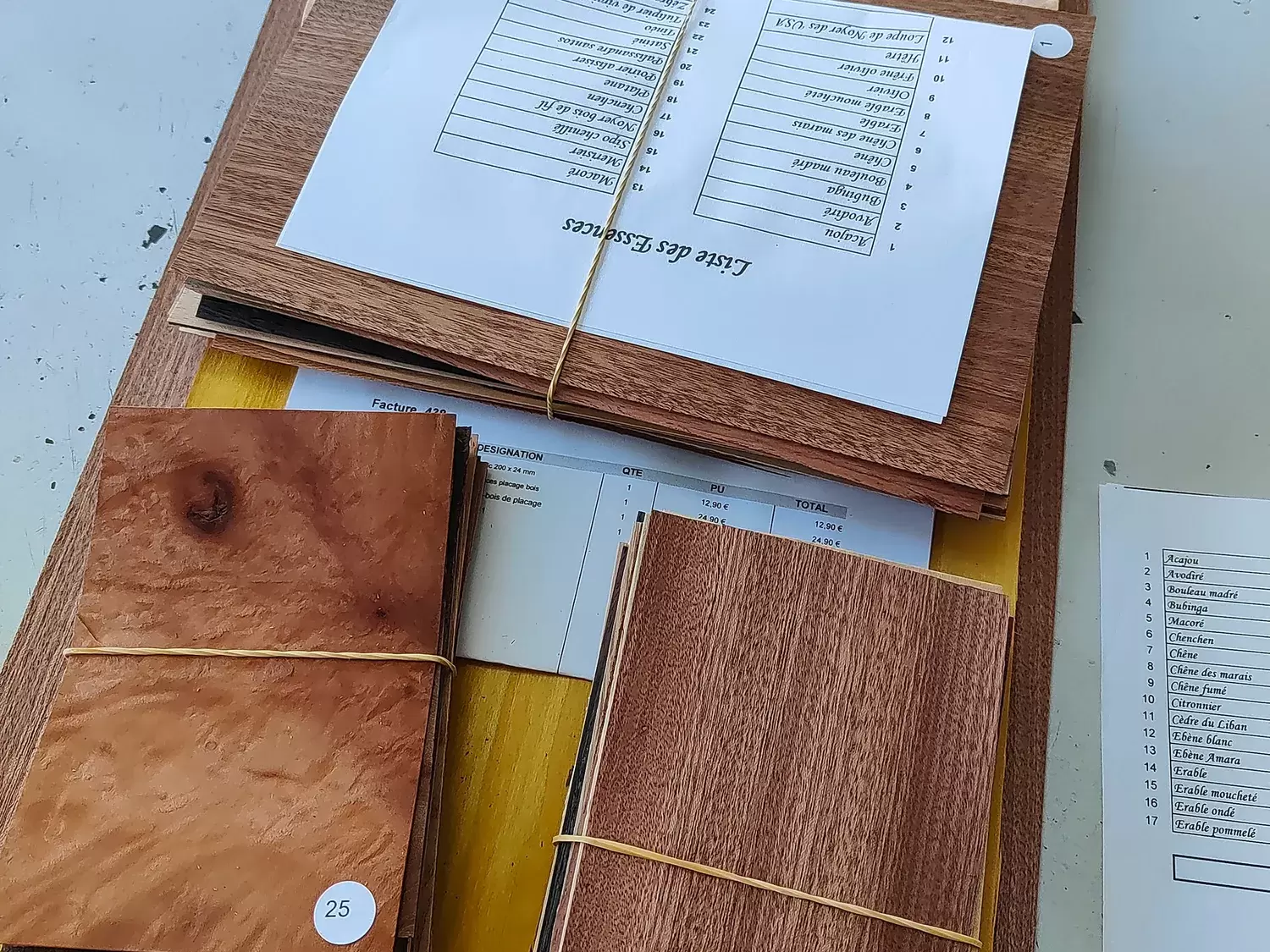 Plan de travail en placage patchwork — Fabriqué à Avignon, installé en Suisse
