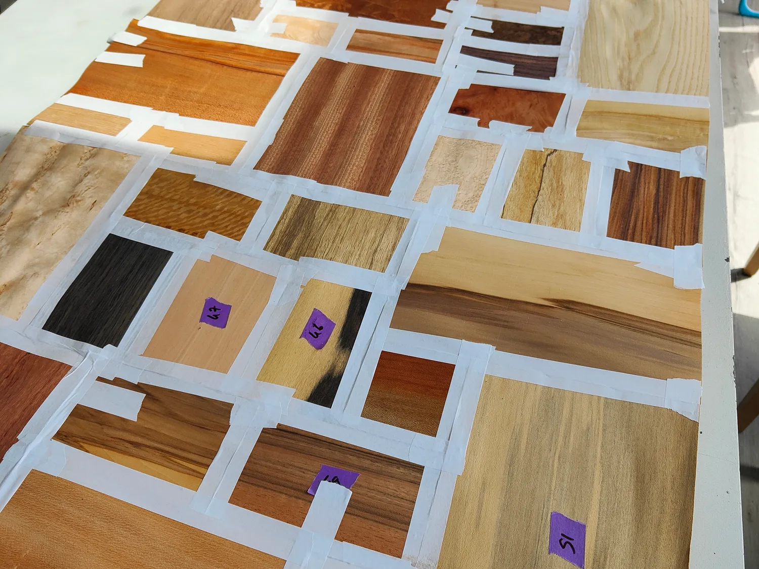 Plan de travail en placage patchwork — Fabriqué à Avignon, installé en Suisse