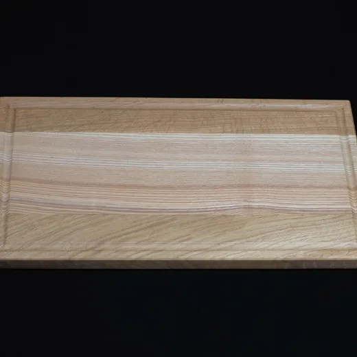 Planche à découper artisanale en chêne et frêne avec rainure à jus