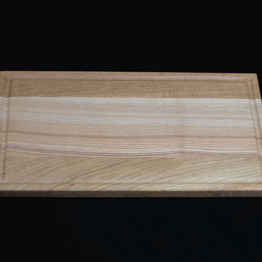 Planche à découper artisanale en chêne et frêne avec rainure à jus