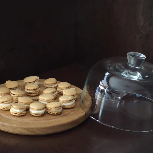 Plat à gâteaux en chêne massif 31 cm avec cloche en verre