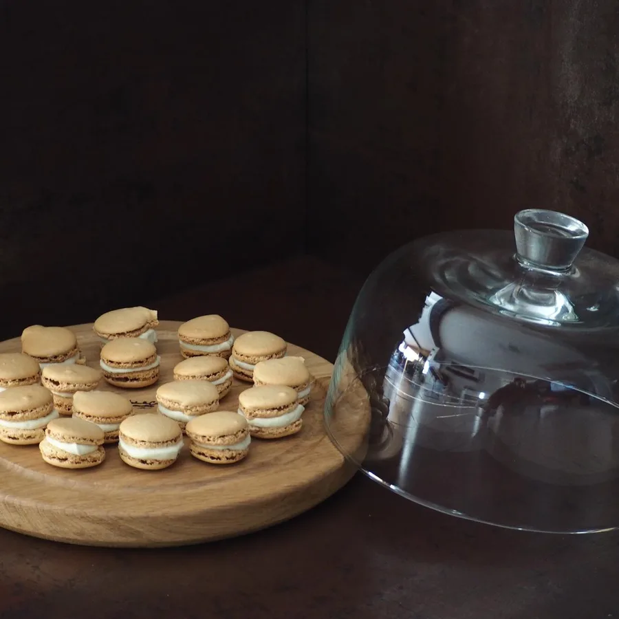 Plat à gâteaux en chêne massif 31 cm avec cloche en verre