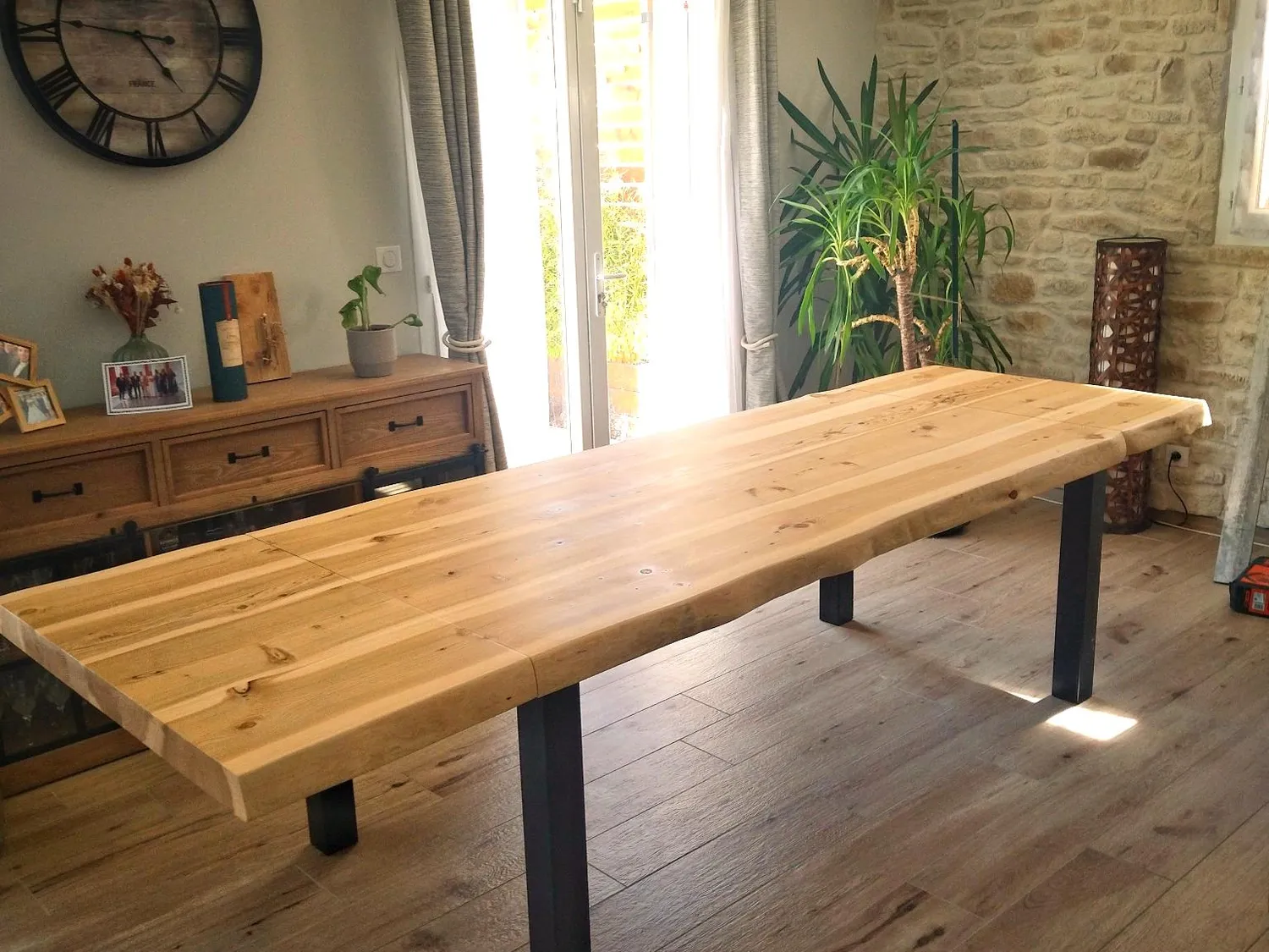 Table en cèdre massif à rallonges — Pernes-les-Fontaines (84)