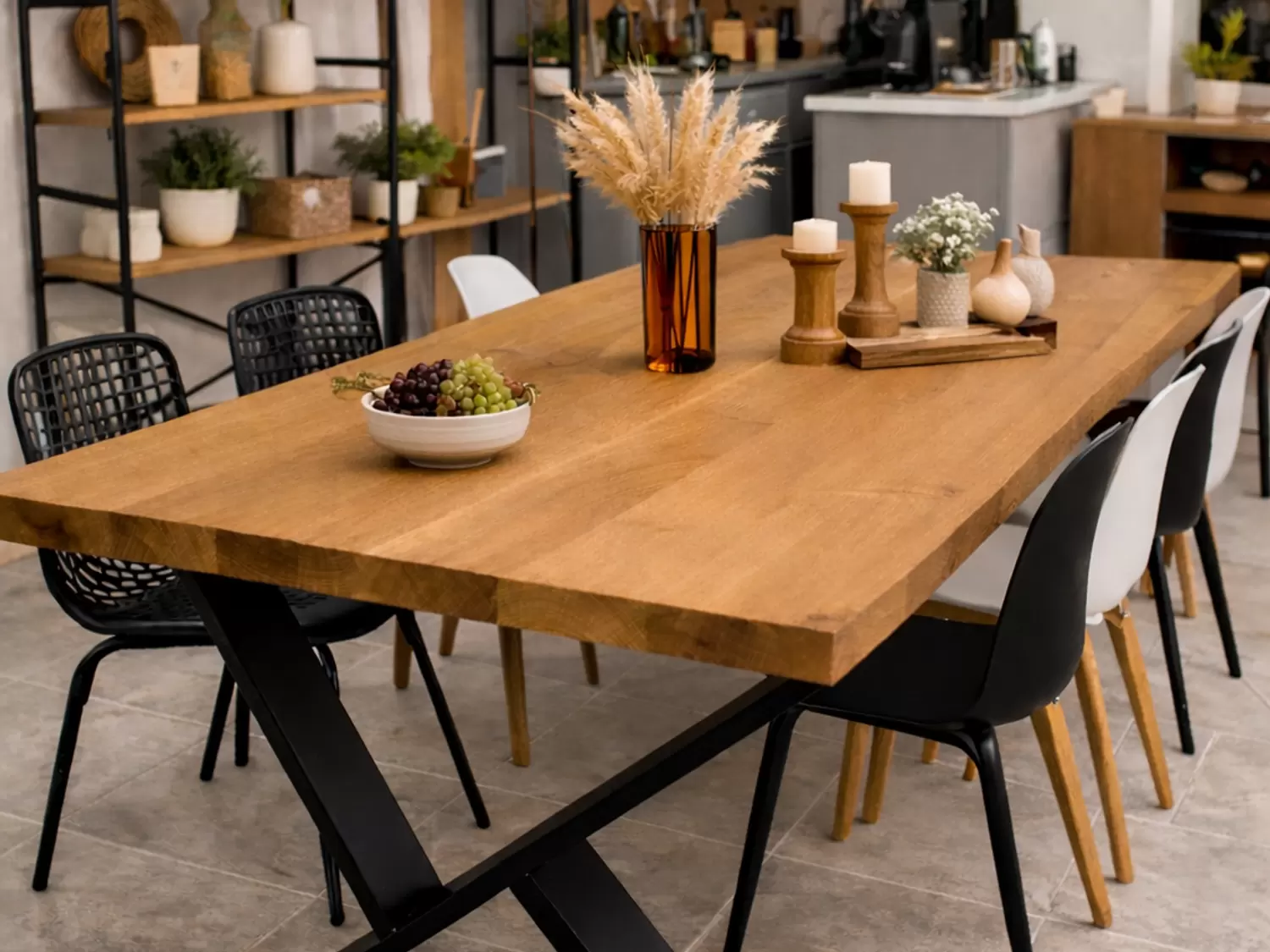 Table en chêne massif live edge réalisée sur mesure par L'Atelier de Carine