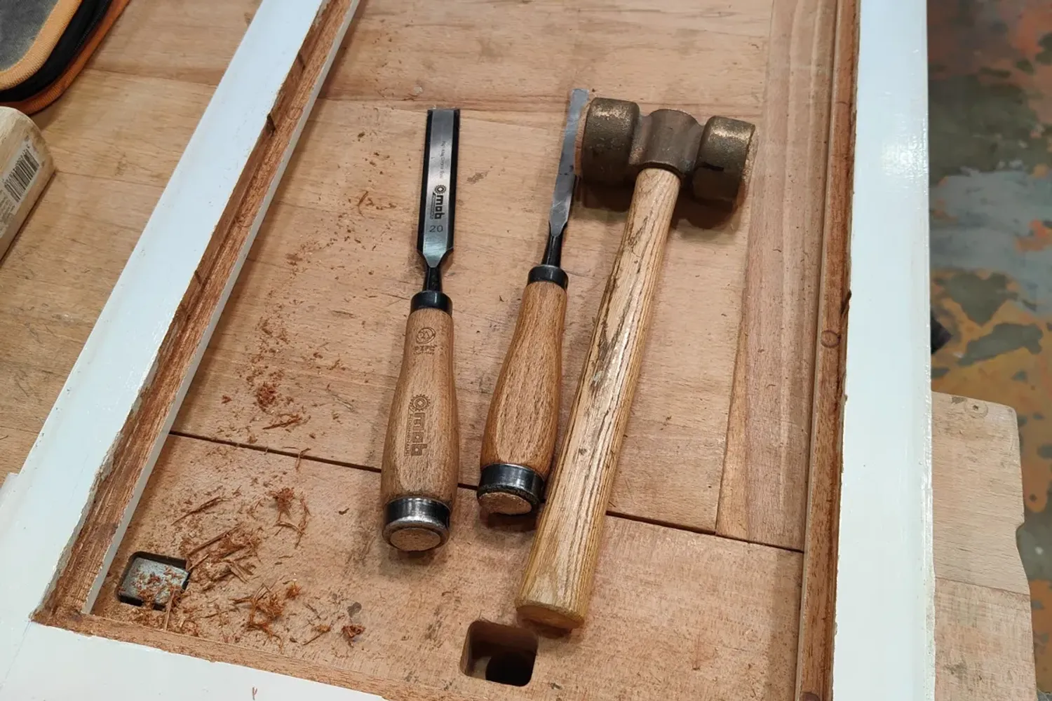 Ciseaux à bois et maillets sur l'établi de l'atelier