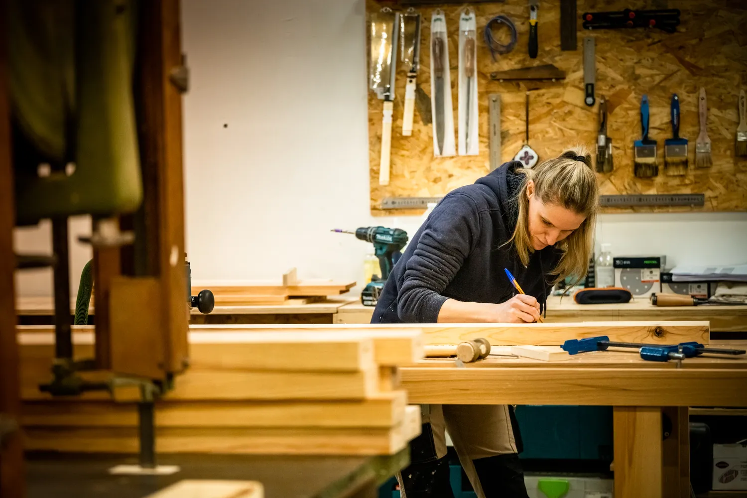 Carine Hecht travaillant le bois dans son atelier