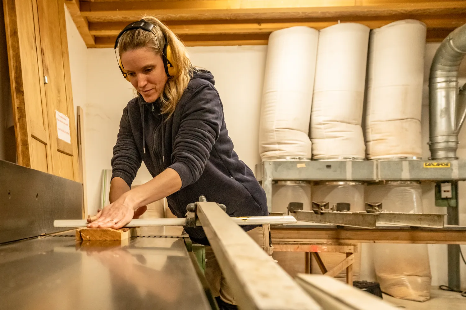 Carine Hecht au travail dans son atelier de Sorgues